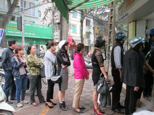 Người Hà Nội xếp hàng dài chờ mua bánh trôi, bánh chay - ảnh 4