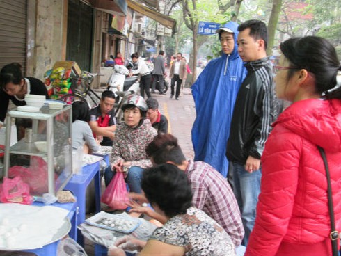 Người Hà Nội xếp hàng dài chờ mua bánh trôi, bánh chay - ảnh 11