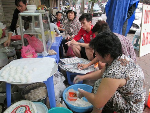 Người Hà Nội xếp hàng dài chờ mua bánh trôi, bánh chay - ảnh 10