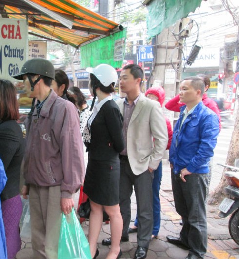 Người Hà Nội xếp hàng dài chờ mua bánh trôi, bánh chay - ảnh 5