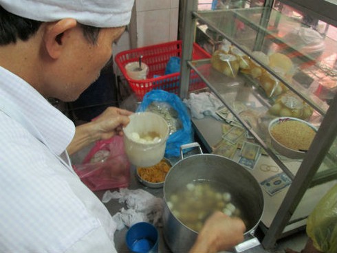 Người Hà Nội xếp hàng dài chờ mua bánh trôi, bánh chay - ảnh 7