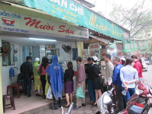 Người Hà Nội xếp hàng dài chờ mua bánh trôi, bánh chay - ảnh 2