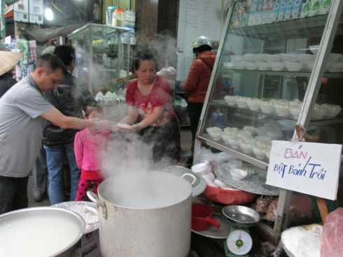 Người Hà Nội xếp hàng dài chờ mua bánh trôi, bánh chay - ảnh 9