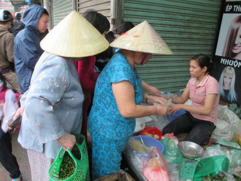 Người Hà Nội xếp hàng dài chờ mua bánh trôi, bánh chay - ảnh 13