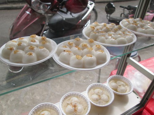 Người Hà Nội xếp hàng dài chờ mua bánh trôi, bánh chay - ảnh 12