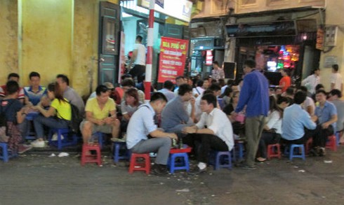 Nắng nóng: Kinh doanh bia phố cổ lãi