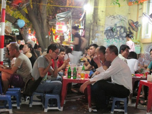 Nắng nóng: Kinh doanh bia phố cổ lãi