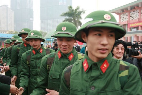 Công chức, viên chức phải đi bộ đội: Nhiều ý kiến trái chiều - ảnh 1