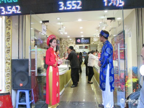 Tranh nhau đặt cọc,