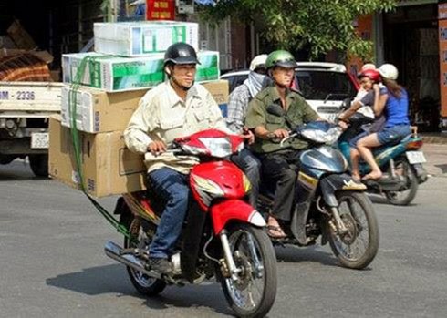 Shipper quá tải ngày nắng nóng - ảnh 1