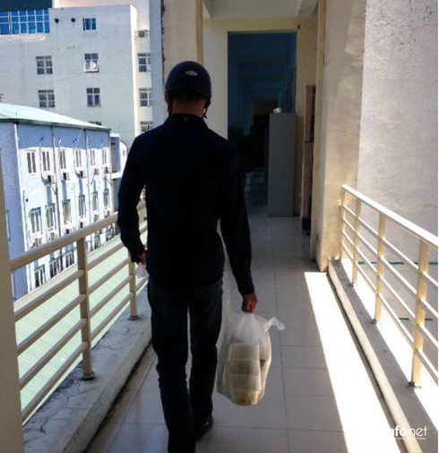 Shipper quá tải ngày nắng nóng - ảnh 2