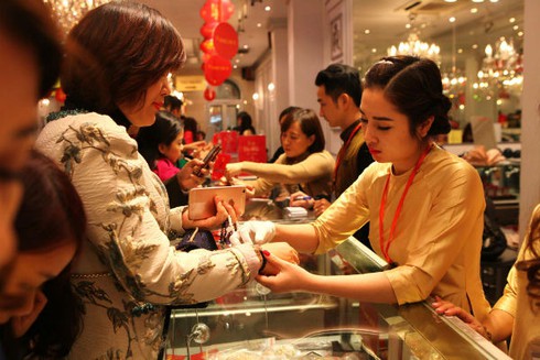 Mua vàng ngày thần tài: Tiệm vàng từ chối mua vào, khách