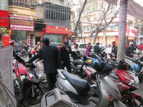 Mua vàng ngày thần tài: Tiệm vàng từ chối mua vào, khách