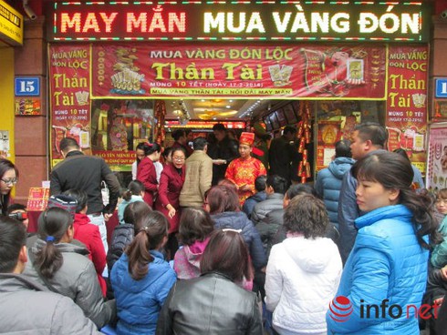 Chen bẹp ruột mua vàng: Tâm lý bầy đàn sập bẫy thổi giá? - ảnh 1