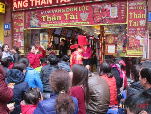 Chen bẹp ruột mua vàng: Tâm lý bầy đàn sập bẫy thổi giá? - ảnh 2