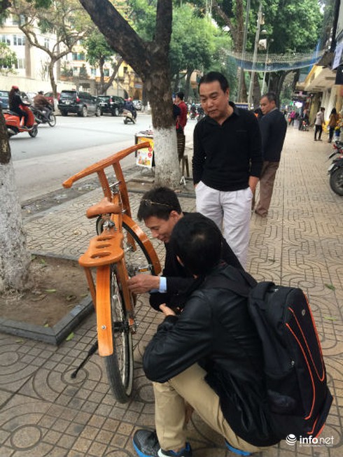 Độc đáo xe đạp làm từ gỗ óc chó, giá đắt ngang xe máy ở Hà Nội - ảnh 3