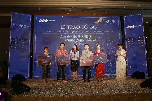 Cư dân phấn khởi nhận sổ đỏ biệt thự biển FLC L’Amoura - ảnh 1