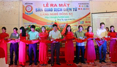 Lần đầu tiên làng gỗ Đồng Kỵ có sàn giao dịch điện tử - ảnh 1