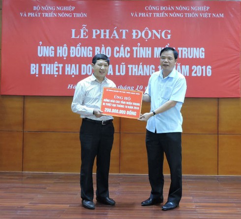 Bộ NN&PTNT ủng hộ trên 400 triệu đồng cho đồng bào miền Trung - ảnh 1