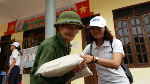 FLC mang quà hỗ trợ đến với đồng bào dân tộc miền Trung chịu ảnh hưởng bởi lũ - ảnh 7