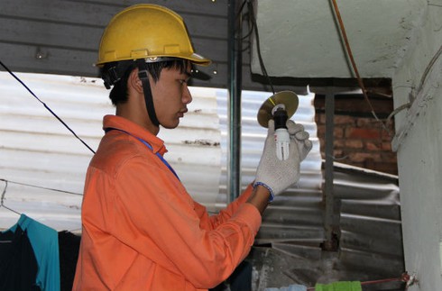 Hàng nghìn hộ dân ở Hà Nội được thay bóng đèn, cải tạo hệ thống điện miễn phí - ảnh 2