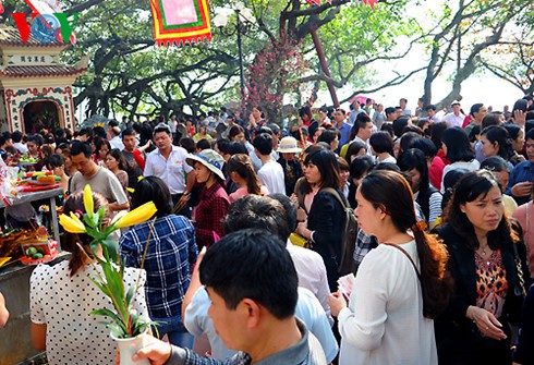 Bộ Công Thương kỷ luật hạ bậc lương Giám đốc đi lễ trong giờ hành chính - ảnh 1