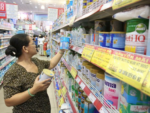 Công ty sữa phải kê khai giá bán buôn, bán lẻ tối đa cho người dùng - ảnh 1