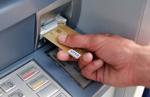 Giao dịch ATM từ 23h đến 1h sáng bị giám sát chặt - ảnh 1
