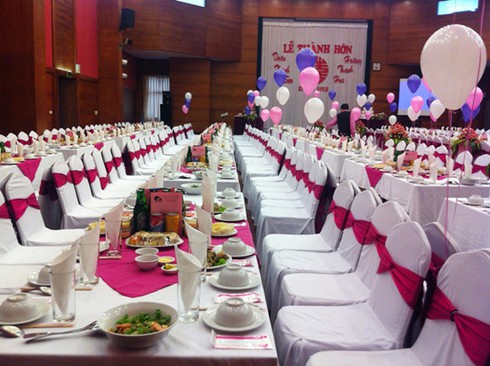 Hà Nội bình xét cán bộ qua đám cưới - ảnh 1