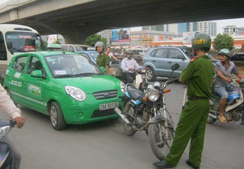 Bị kiểm tra, taxi “điên” lao xe vào cảnh sát và người dân - ảnh 1