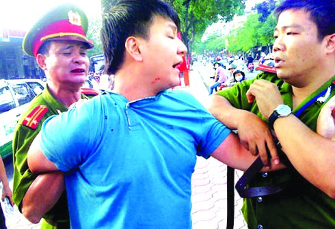 Nổ súng truy bắt nhóm đối tượng tàng trữ ma túy, dùng dao chống đối - ảnh 1