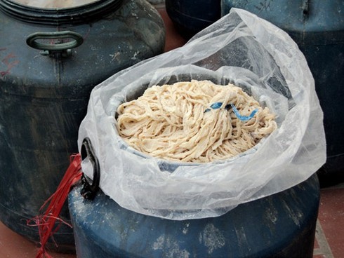 Hàng tấn lòng lợn thối làm lạp sườn bị bắt giữ - ảnh 1