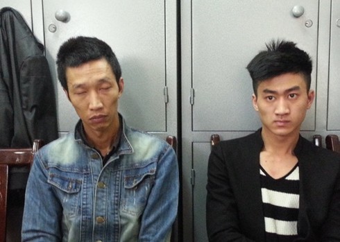 Găm súng K54 ngang nhiên diễu phố - ảnh 1