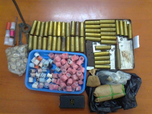 Găm súng K54 ngang nhiên diễu phố - ảnh 2