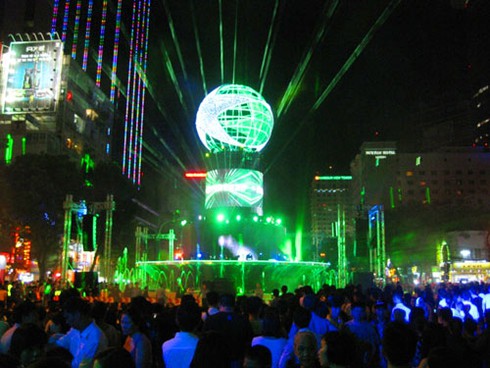 Biển người hân hoan đón năm mới 2013 - ảnh 9