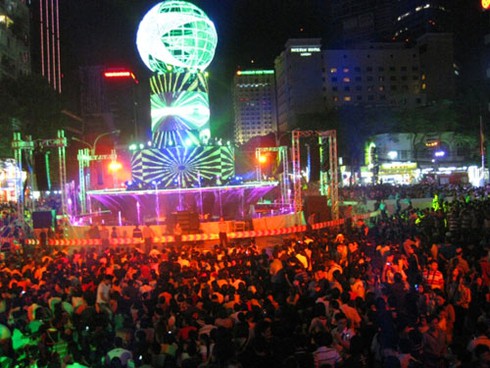 Biển người hân hoan đón năm mới 2013 - ảnh 10
