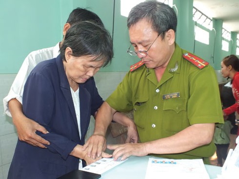 “Làm hộ khẩu rất phức tạp, cần phải tạo điều kiện hơn cho dân” - ảnh 1