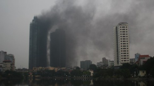 Hà Nội: Không dùng trực thăng chữa cháy vì nguy hiểm - ảnh 1