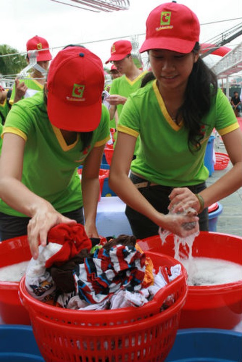 Hoa hậu Thu Thảo cùng 1000 người giặt quần áo - ảnh 6