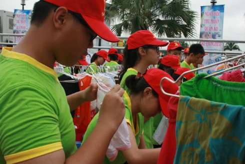 Hoa hậu Thu Thảo cùng 1000 người giặt quần áo - ảnh 7