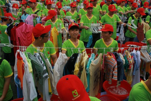 Hoa hậu Thu Thảo cùng 1000 người giặt quần áo - ảnh 8