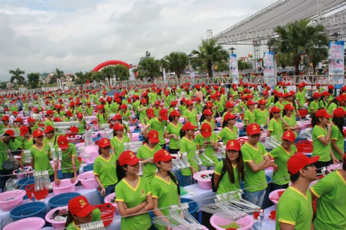 Hoa hậu Thu Thảo cùng 1000 người giặt quần áo - ảnh 1