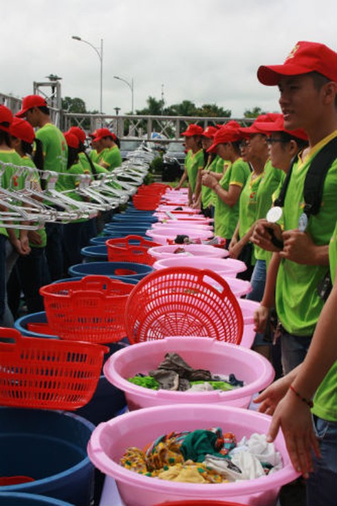 Hoa hậu Thu Thảo cùng 1000 người giặt quần áo - ảnh 4
