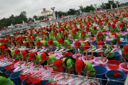 Hoa hậu Thu Thảo cùng 1000 người giặt quần áo - ảnh 5