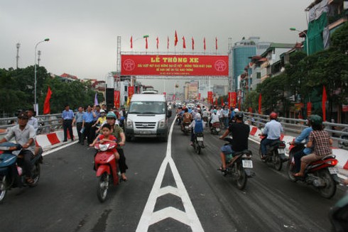 Hà Nội: Cầu vượt mềm mại thứ 6 chính thức được thông xe - ảnh 8
