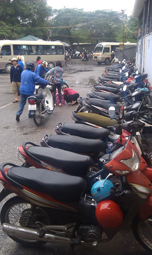 Lũ lượt đổ bộ về Hà Nội sau kỳ nghỉ lễ - ảnh 12