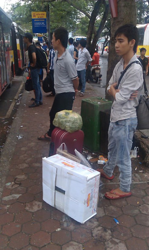 Lũ lượt đổ bộ về Hà Nội sau kỳ nghỉ lễ - ảnh 8