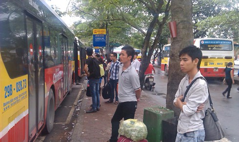 Lũ lượt đổ bộ về Hà Nội sau kỳ nghỉ lễ - ảnh 11