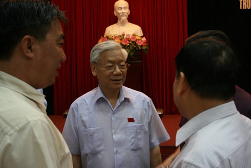 Dân nghèo khổ, quan lại cứ lên chức là đổi nhà, đổi xe - ảnh 1