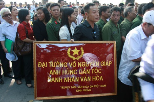 Hàng vạn người đổ về viếng Đại tướng Võ Nguyên Giáp - ảnh 2